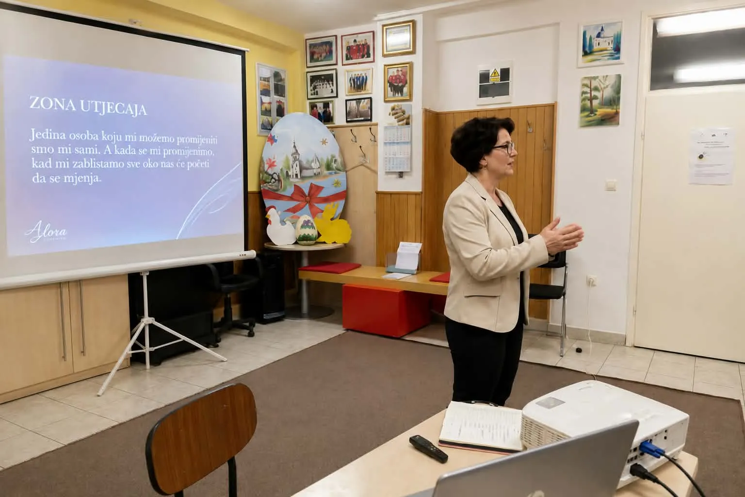 Mirjana Jozić drži predavanje u učionici