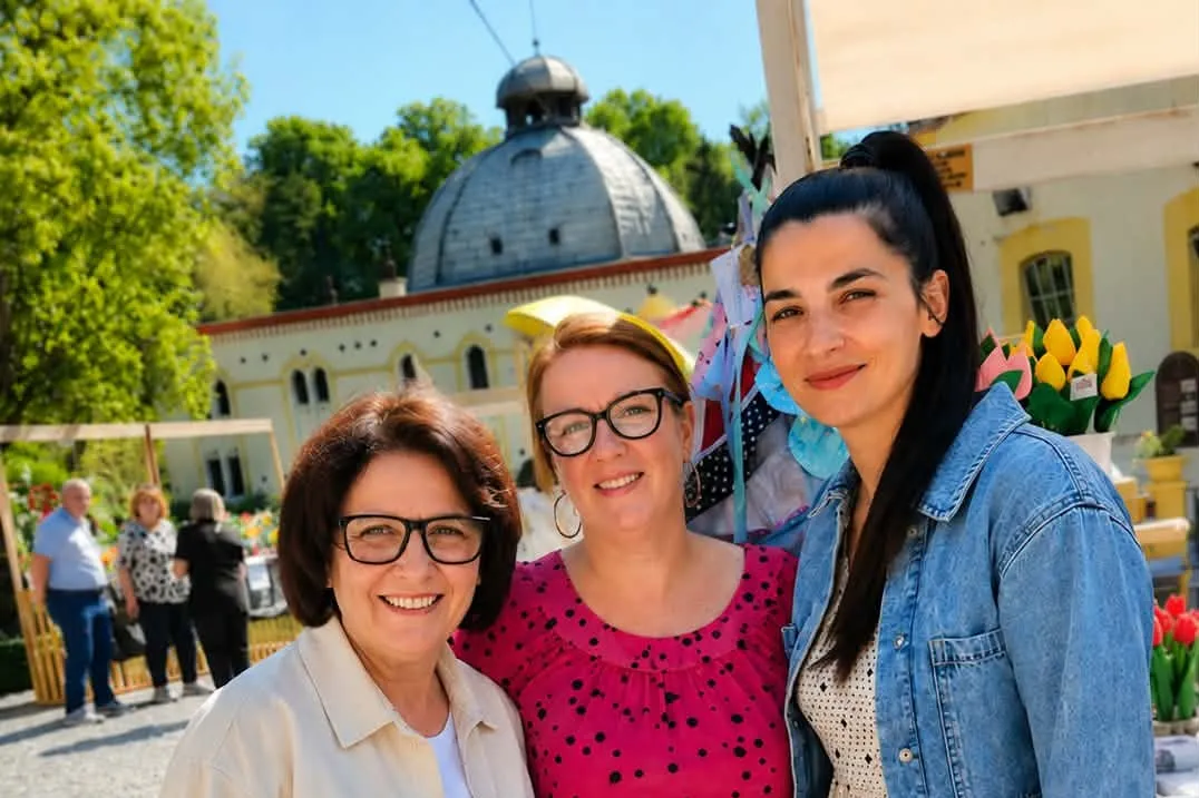 Mirjana Jozić stoji između dvije žene na otvorenom
