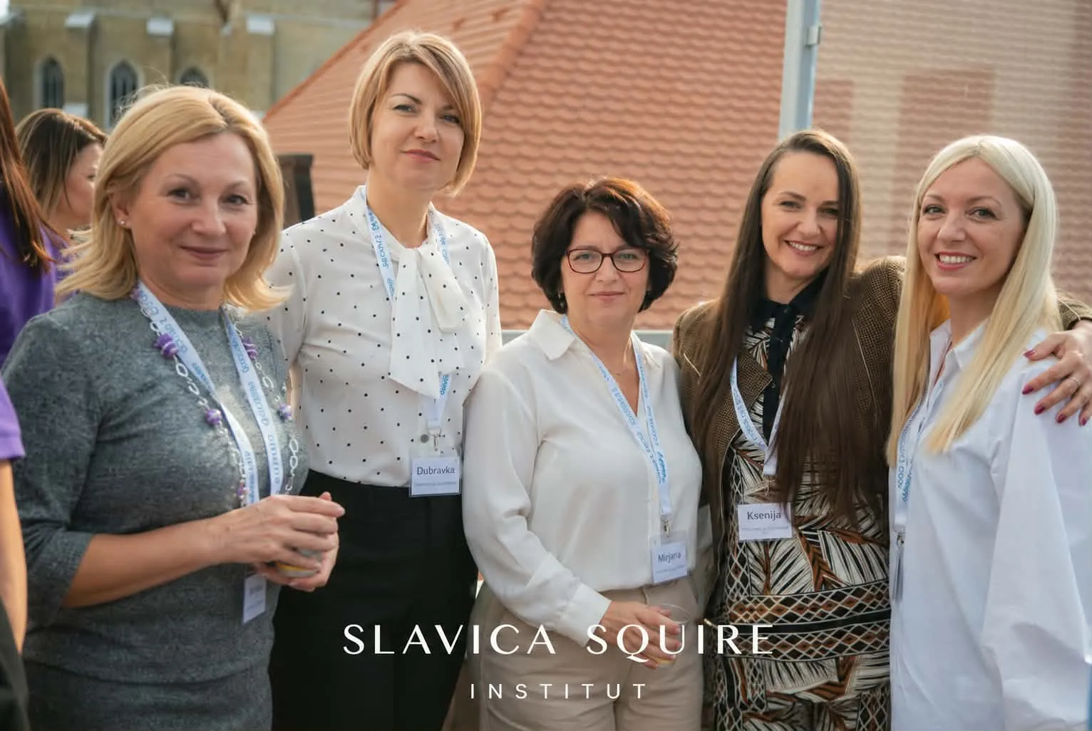 Mirjana Jozić u skupini od pet žena